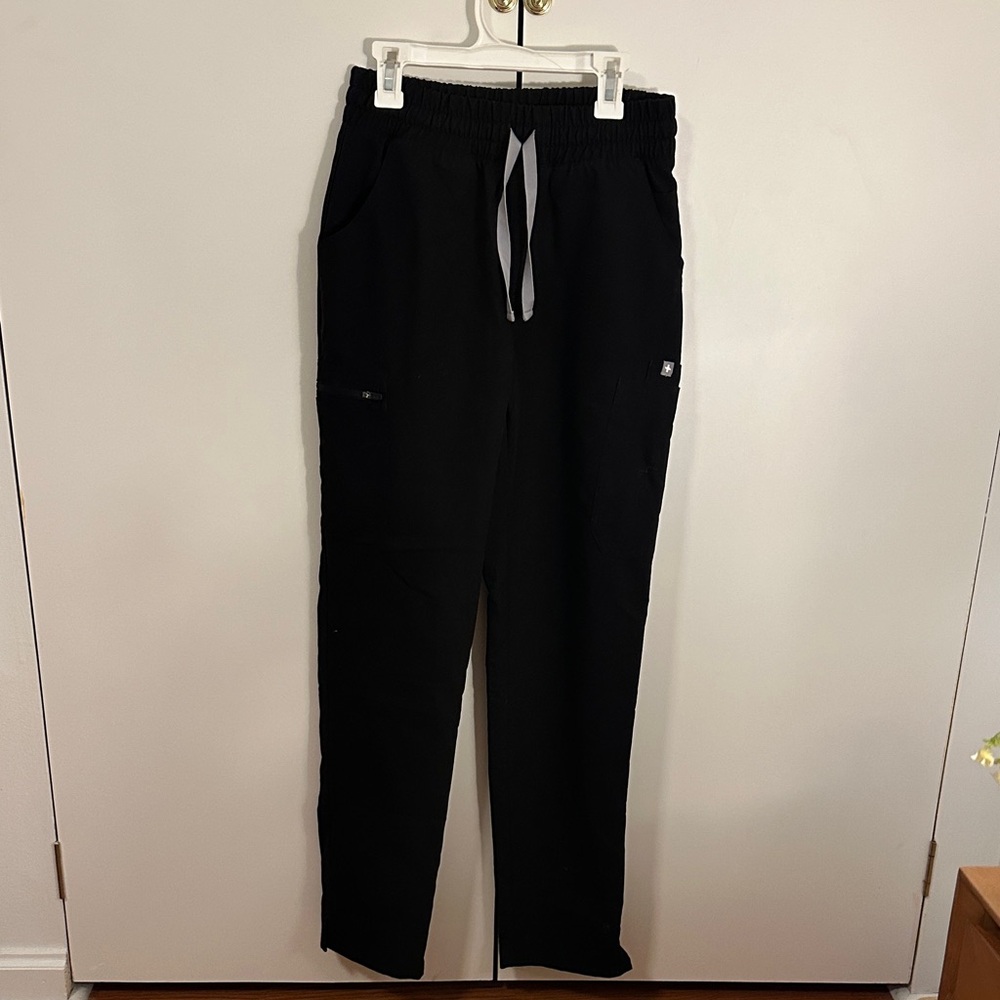 Black Figs Scrubs high waisted w/ slim leg